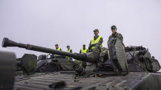 Lastning och transport av materiel inför Land Nato Latvia 2025 tidigare i år. 