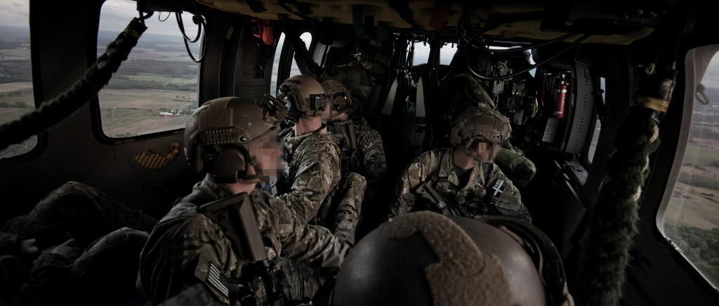 Svenska och amerikanska specialförbandsoperatörer tillsammans i svensk helikopter 16.