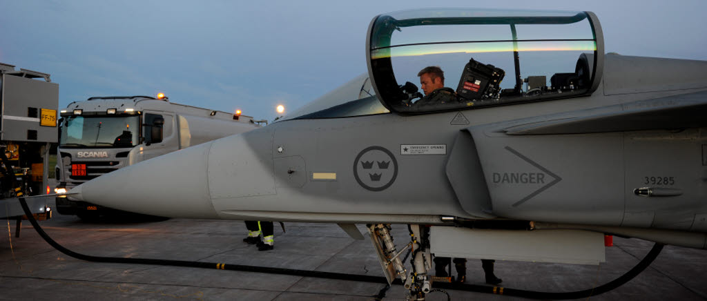 I flygvapenövningen övar luftstridskrafterna (flygvapnet och luftvärnet) förmågan att försvara Sverige. Övningen fokuseras kring luftstridskrafternas ledningsförmåga från taktisk nivå till förbandsnivå och genomförs från och med fredagen den 28 augusti till och med tisdagen den 1 september. Flygplanen klargörs och tankas innan nästa uppdrag. Stridspilot Stefan Kaarle väntar på att få starta.