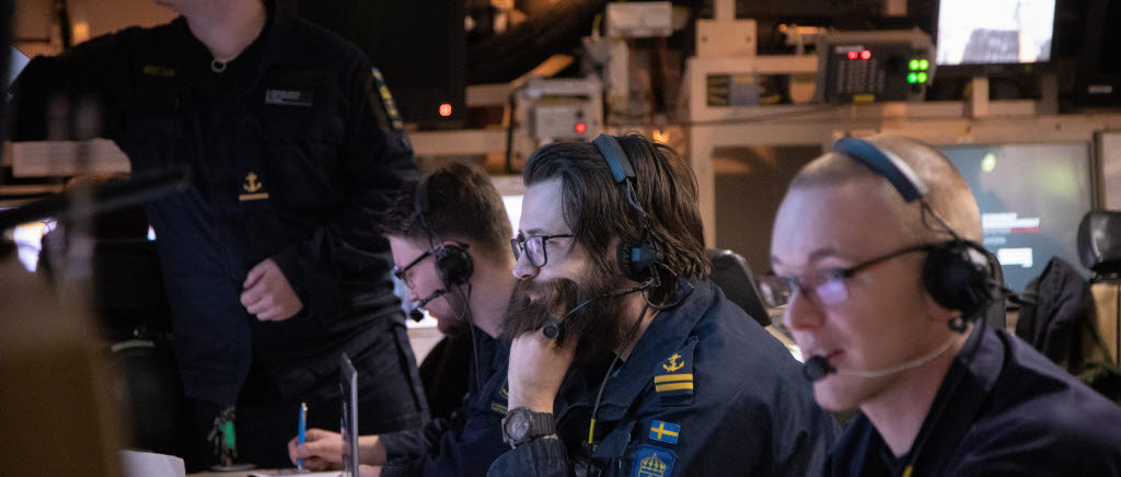Marinen genomför en ytstridsövning på västkusten i mars 2019 för att öva sjöfartsskydd och landets försörjning. Korvetter, HMS Carlskrona och helikoptrar deltar till sjöss.