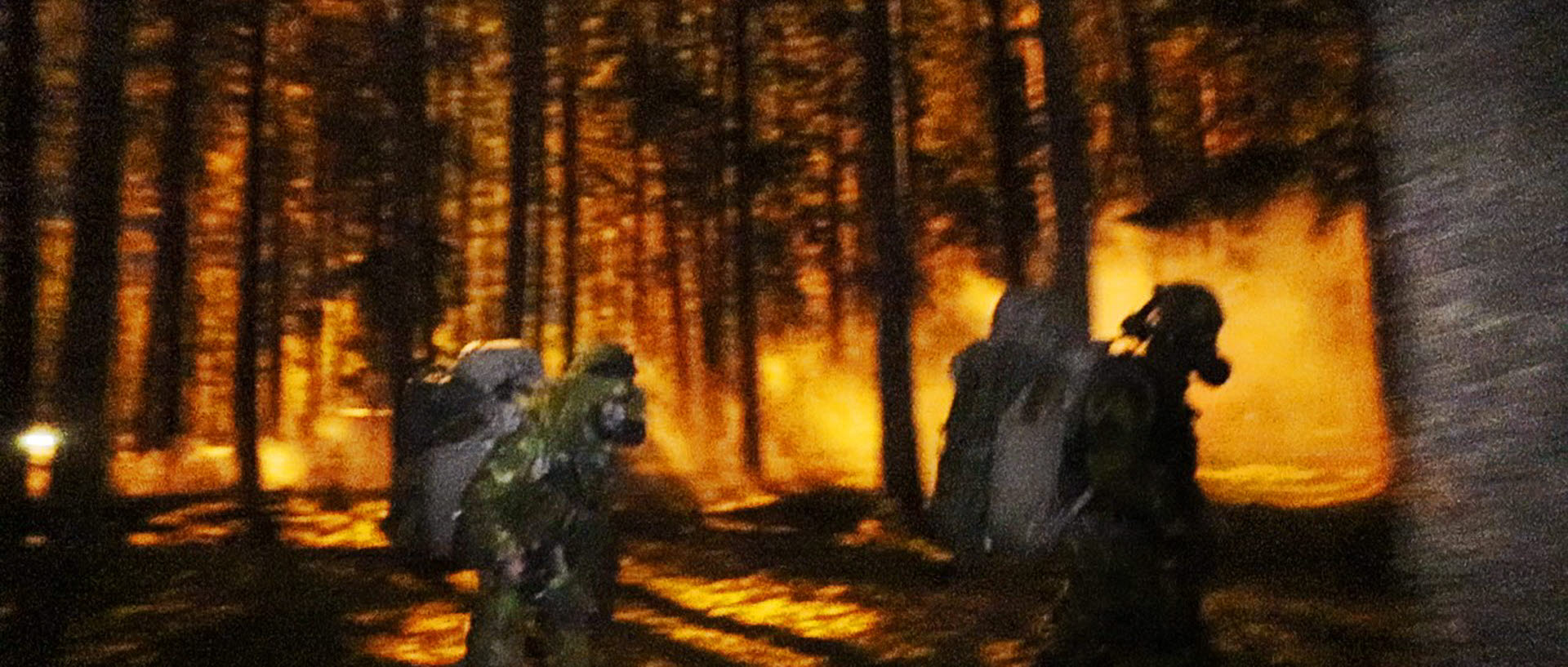 Rekryter flyr från ett eldöverfall under övningen Aldrig Ge upp.