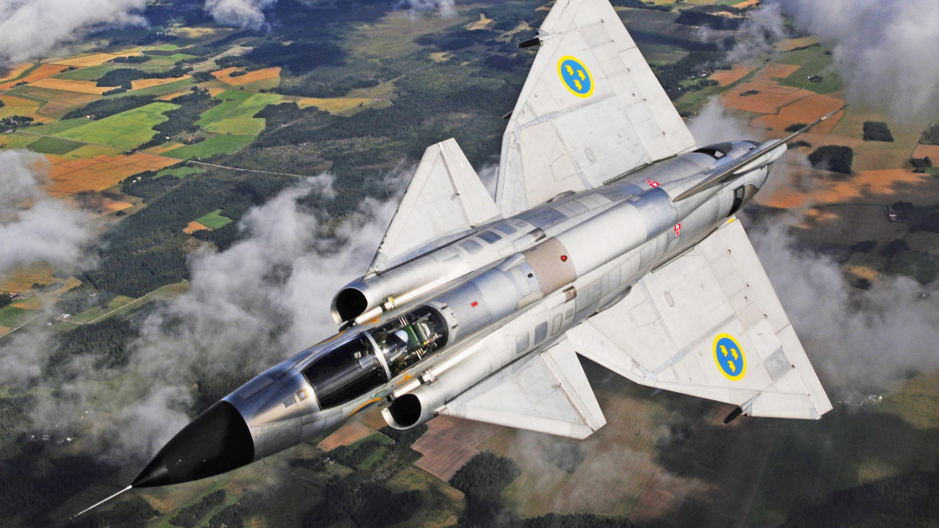 Gamla stridsflygplan flyger fortfarande - Försvarsmakten