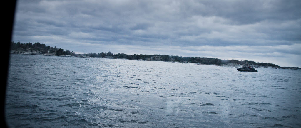 20141023, OPERATION ÃRNEN.

Utkikspersonal frÃ¥n HMS Stockholm spanar efter mÃ¶jlig undervattensfarkost. 
Personalen Ã¤r redo att dokumentera eventuell observation med olika kamerasystem.

Foto: Alexander Gustavsson/Combat Camera/FÃ¶rsvarsmakten
BILDEN ÃR FRI FÃR PUBLICERING ELLER VISNING UNDER FÃRUTSÃTTNING ATT FULLSTÃNDIG FOTOBYLINE ANGES
