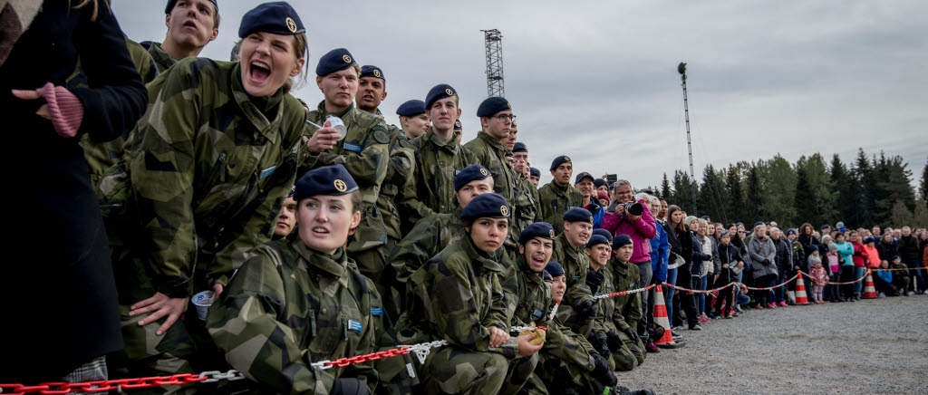 Ett av momenten under regementets dag var en kamp mellan GU-plutonerna i soldatkunskaper. Kamraterna på sidan hejjar på sin pluton.
Regemenetsdag på Ledningsregementet lördagen 20181006