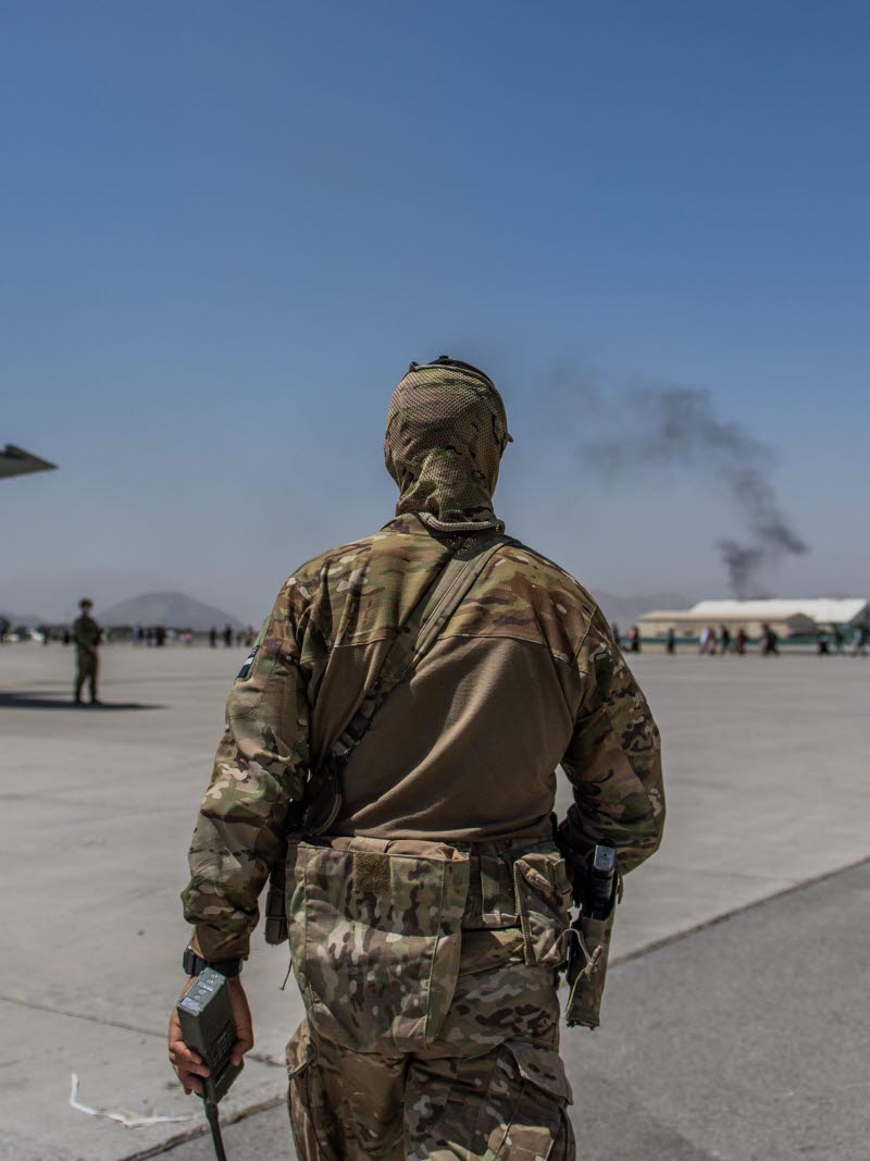 Soldat på landningsbana på flygplats.