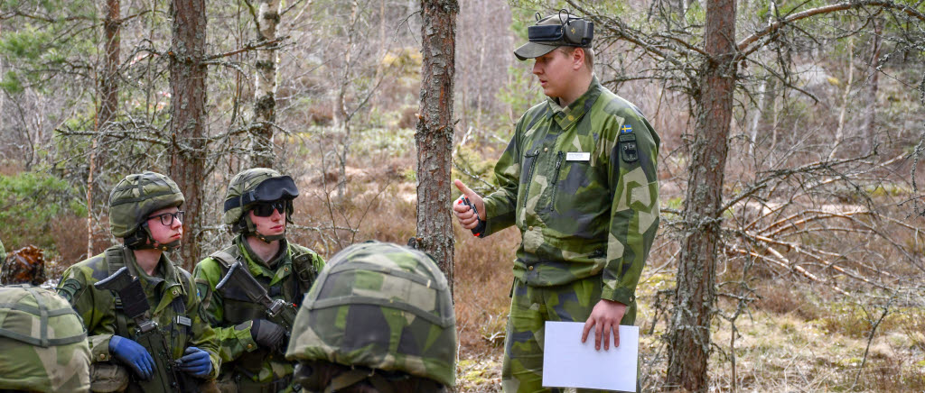 Officerselev har genomgång med värnpliktiga innan ett övningsmoment.