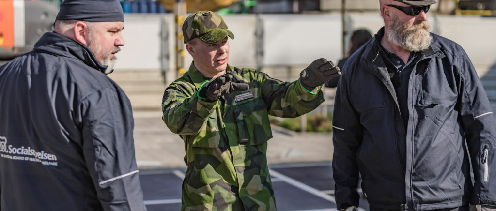 Försvarsmakten stödjer med att transportera och bygga upp en av Socialstyrelsens sjukvårdsmoduler i Helsingborg.