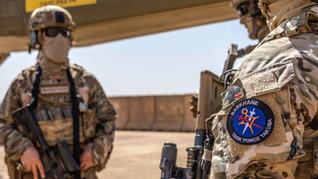 Xitomi Tanaka jinsiy aloqani kutgan holda kokrak va eshaklarini korsatadi