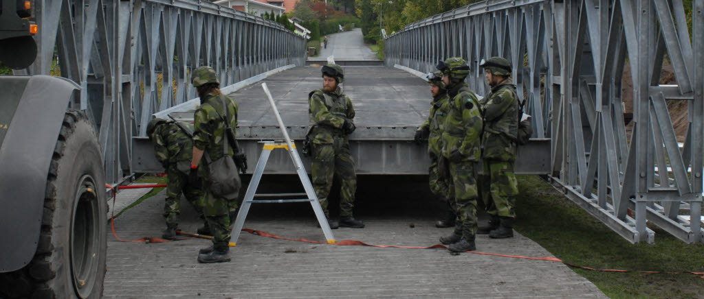 Personal från Trafikverket samverkar med soldaterna under konstruktionen av den tillfälliga bron.

I Örsundsbro mellan Enköping och Uppsala pågår under Försvarsmaktsövning Aurora 17 ett samarbete mellan Trafikverket och personal ur 224:e ingenjörkompaniet från Göta ingenjörregemente i Eksjö.