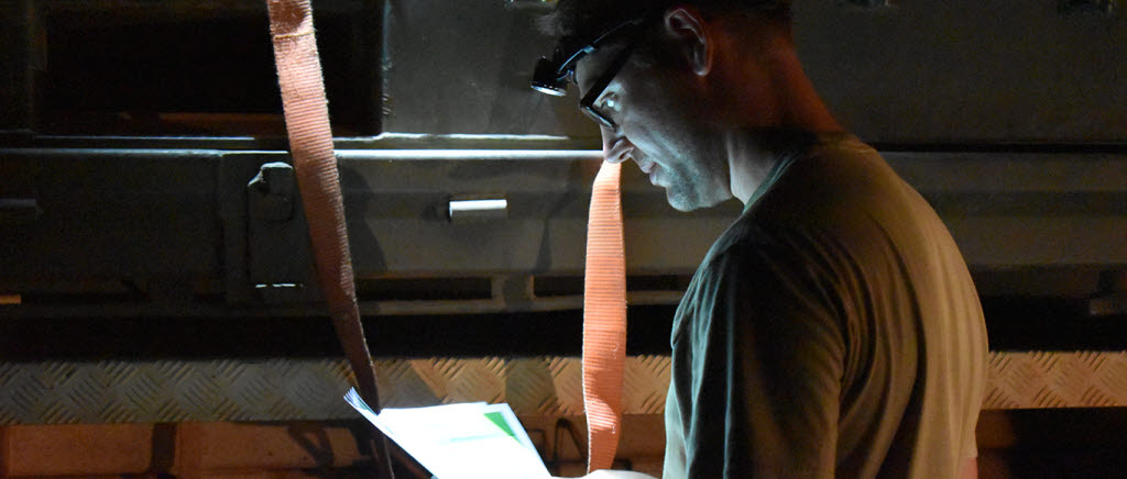Håkan, logistikofficer på FM 02, arbetar ofta i pannlampans sken