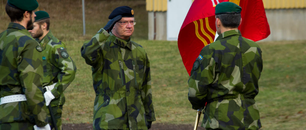 – Regementsfanan bidrar till identitet men förpliktigar också, sa H.M. Kung Carl XVI Gustaf vid fanöverlämningen.