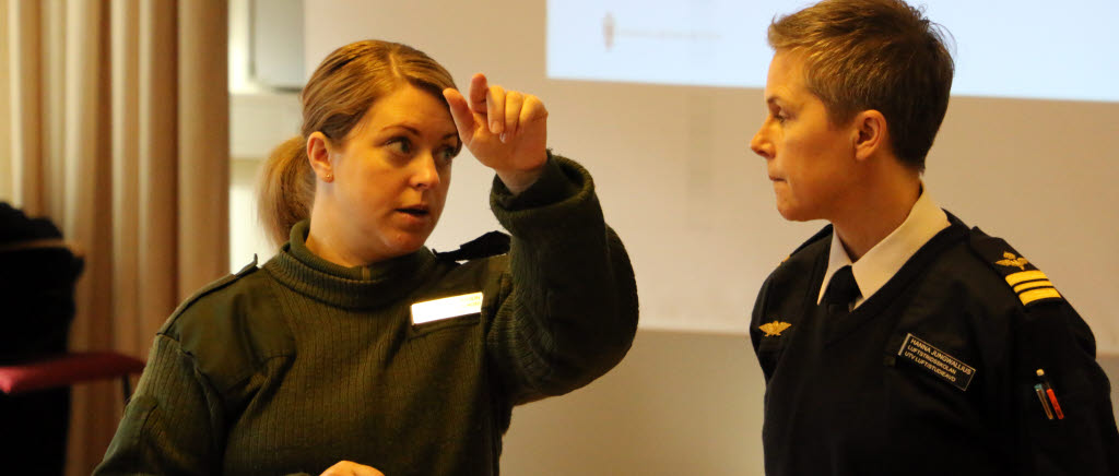 Lisa Rosén- Eliasson, MHS H, och Hanna Jungwallius i diskussion om vilka egenskaper vi egentligen premierar hos våra chefer och medarbetare – premierar vi de som lever som vi lär, det utvecklande ledarskapet?