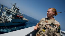 Det brittiska fartyget WAVE RULER stödjer EU Naval Force fartyg JOHAN DE WITT med bunkring till sjöss.  