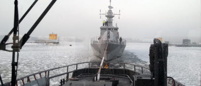 Förhalning (bogsering) av HMS Stockholm genom istäcket.
