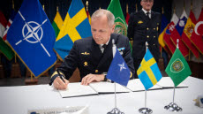 Militär skriver under avtal