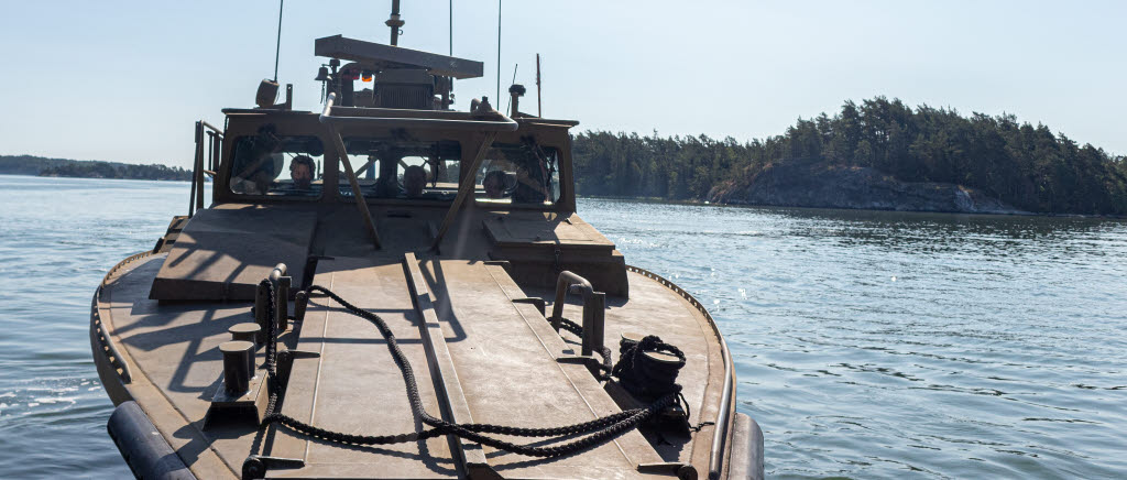 Stridsbåtar och gruppbåtar (g-båtar) används både för transporter och utbildning under sommarskolan.