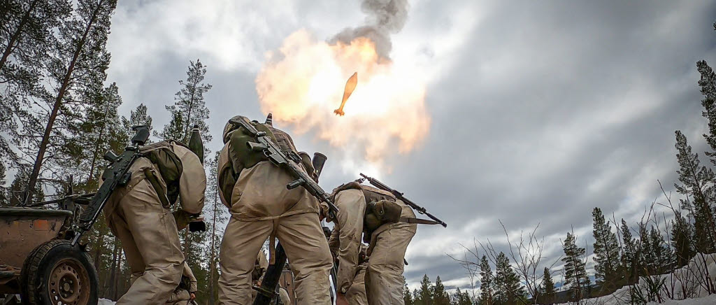 Granatkastarpluton avfyrar ett skott.