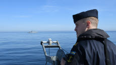 En bit utanför Stockholms skärgård har ett av marinens minröjningsfartyg, HMS Koster genomfört verksamhet med Standing NATO Mine Countermeasures Group 1 (SNMCMG1). Det är en av de första marina deltagarna i en Natoövning som allierad. 
