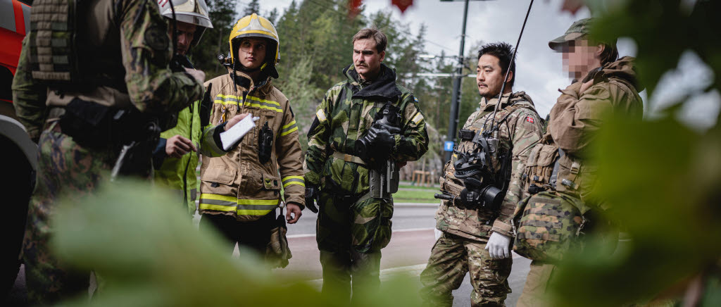 Soldater från olika länder pratar med varandra.