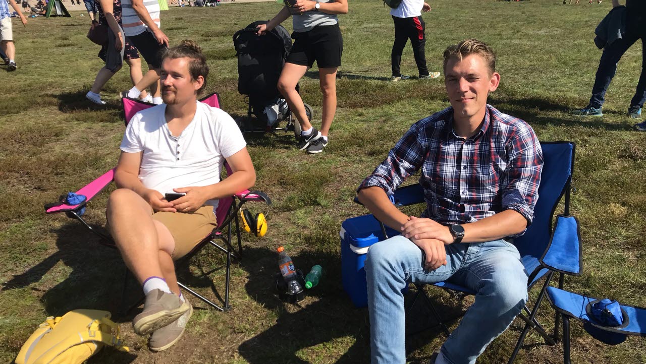 Staffan och Dean sitter i solen och tittar på dagens flyguppvisningar under Flygdagen 2019.