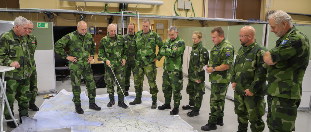 Delar av arméstaben med armétaktisk chef, brigadgeneral Fredrik Ståhlberg i spetsen, genomförde chefsbesök vid tredje brigaden under ASÖ 19. Chefen för tredje brigaden, överste Mats Ludvig, drar här aktuell lägesbild vid tredje brigadens stabsplats.