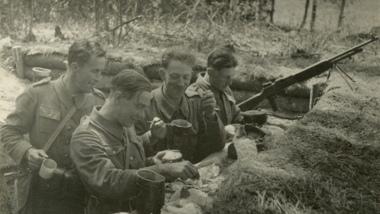 Fest i kulsprutegevärsvärnet. Nödpaket har kommit hemifrån, 1940. Bilden är en del av forsvarsmakten.se/varhistoria.