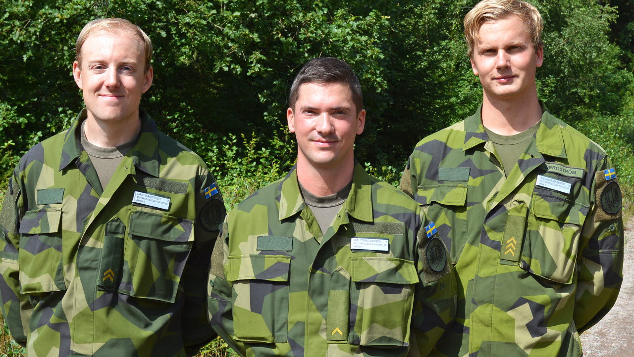 Med ROK 1 och AROK under övning i utbildningen, ute på Nyårsåsens skjutfält.

Fr vä: Eric Ramstedt från Stockholm, Kim Torstensson från Kristianstad och AlexanderBergström från Laholm. 