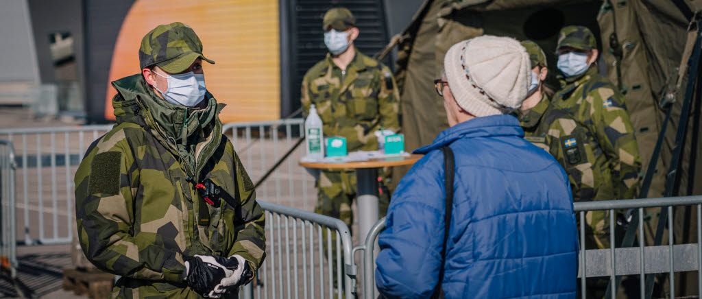 Personal från underhållsenheten vid F 7 vid ena inslussningstältet utanför Lidköpings arena.

Under våren 2021 beslutade Skaraborgs flygflottilj efter förfrågan att stödja Lidköpings kommun med persona för att underlätta den stora Covid-vacciantionen. Stödet består bland annat av personal för att slussa in och ut individer, hjälpa till med parkeringslogistik, bemanning i väntrum m.m. 