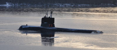 HMS Södermanland under gång vintertid.