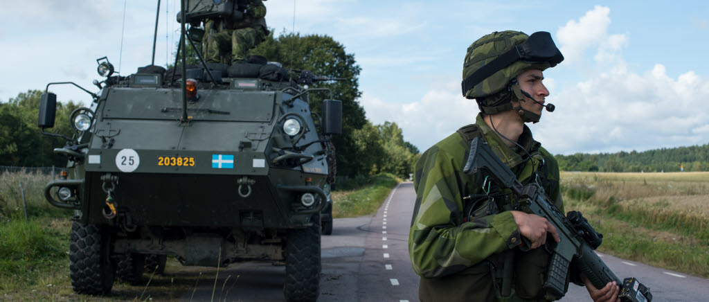 Grupperad luftvärnsomgång med robot 70 på taket av en pansarterrängbil 203.
Stora delar av Sveriges arméförband samlas i området runt Vättern och genomför Armeövning 15. Övningens huvudsyfte är att öva det nationella försvaret och då främst förmågan för arméförbanden att agera och samverka som en brigad.