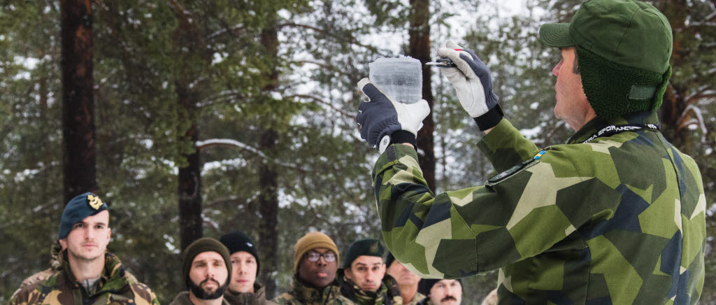 Praktisk is-kunskap. Hur tjock behöver isen vara för att hålla för trupptransporter? De utländska kursdeltagarna fick lämna klassrummet för att få praktiska demonstrationer utomhus.