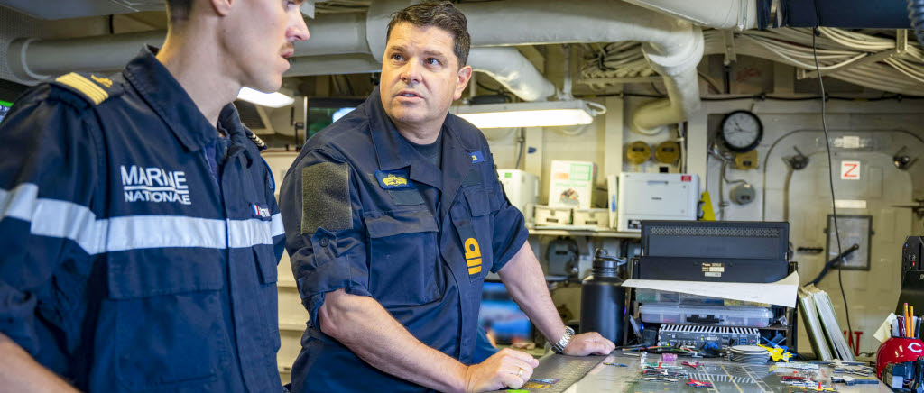 Medarbetare vid Marinen besöker Gerald R.Ford Carrier Strike Group i november, -22 för att lära och dela med sig av kunskaper inför Nano-inträde. Det amerikanska hangarfartyget USS Gerald R. Ford är ute på premiäruppdrag som flaggskepp i den sammansatta styrkan om totalt 20 fartyg och 60 flygplan från nio nationer.
