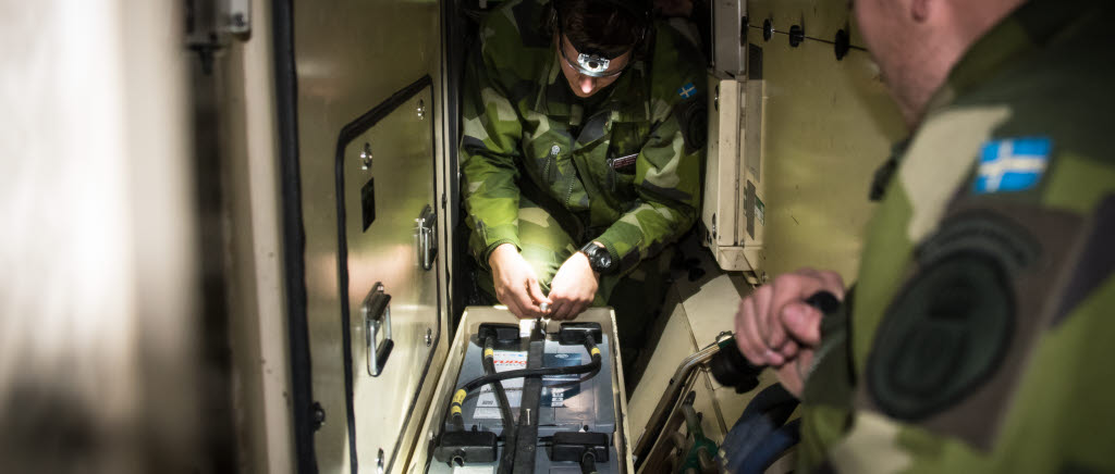 Samverkan mellan Marinbasen och FMTS Första tekniska bataljon Swenex. mekaniker.
Sebastian Hedin och Linus Olsson byter batteri på en av basskyddplutonens pansarterrängbilar under övningen Swenex där de tillsammans med sin pluton från FMTS tillförts som bakre stöd.