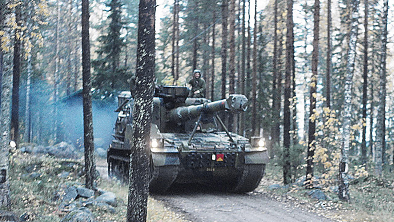 Krigsförbandsövning med bandkanon 1. Bilden är en del av forsvarsmakten.se/varhistoria.