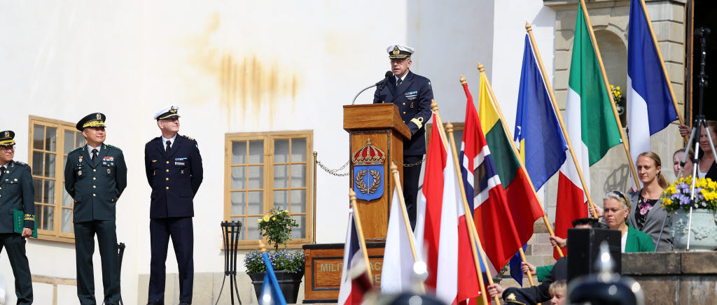 Isoma-konferens på MHS Karlberg, maj 2019. Konferensen syftar till att utveckla kadettutbildning genom att lära av varandra. Deltagare från 19 länder deltog. Inledningstalare var, utöver tillförordnad förbandschef överstelöjtnant Johan Falkholt, brigadgeneral Rikard Askstedt och generallöjtnant Chung Jinkyung från Sydkorea. Med på ceremonin var även Arméns musikkår.