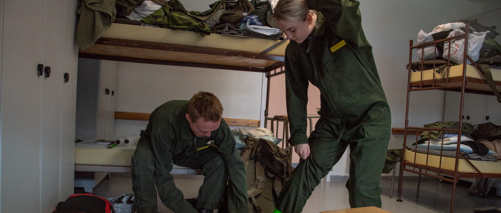 Elias Larsson som går mot flygbassäkerhetssoldat och Louise Karlsson som går mot att bli flygterminalsoldat diskuterar bästa sätt att knyta de nya kängorna. 