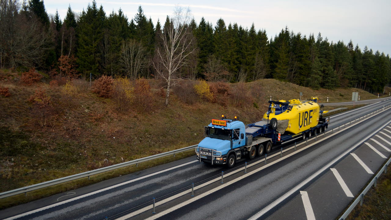 Ubåtsräddningsfarkosten transporteras på lastbil.