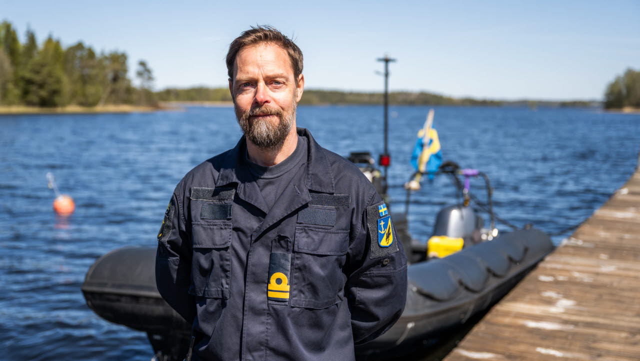 Marinen genomför under veckan sanering av oexploderad ammunition i Öresjö mellan Trollhättan och Uddevalla. Det är Röjdykardivisionen vid Fjärde sjöstridsflottiljen som bärgar de tändrör som dumpades av Försvarsmakten 1954. 
Efter att den oexploderade ammunitionen bärgats transporteras den till Sågebackens skjutfält där Röjdykardivisionens EOD-operatörer destruerar den.
