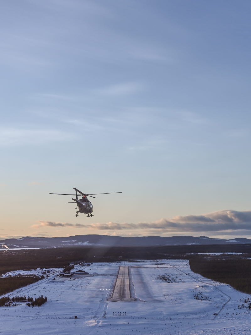 På Flygskolan utbildas helikopterpiloterna i att flyga under dygnets alla timmar och i olika typer av klimat och miljöer.