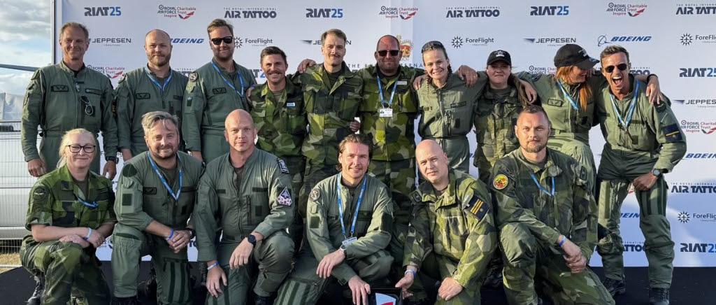 Den svenska kontingenten från Helikopterflottiljen efter att priset "Most Engaging and Interactive Static Display" delats ut.