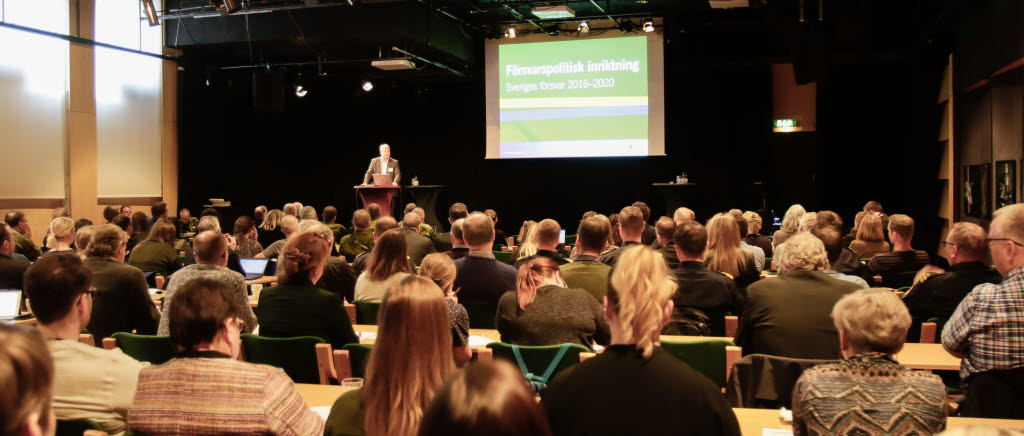 Totalförsvarsdagar i Umeå. ”Trots tillskott till Försvarsmakten så är det militära försvaret som vi nu planerar för extremt beroende av stöd från det civila samhället”, förklarar Jan Hyllander från Försvarsdepartementet för de drygt 150 deltagarna.