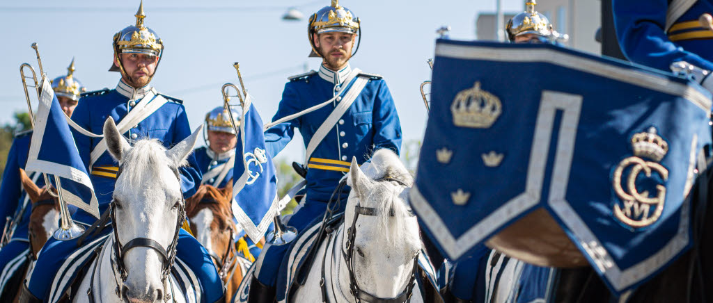Livgardets dragonmusikkår under en beriden vaktparad.