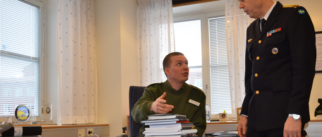 Fanjunkare Eirik Steinum provsitter generallöjtnant Anders Silwers skrivbord.
