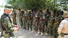 Under 20 år av inbördeskrig har väldigt få av de somaliska soldaterna haft möjlighet att gå i skola. Det är en pedagogisk utmaning att försöka förklara varför den röda pilen på kompassen alltid pekar mot något som kallas för magnetiska nordpolen. 