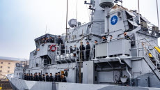 
På utsatt tid och under högtidliga former kastade på torsdagen minröjningsfartyget HMS Ulvön inför anhöriga och gäster loss från Örlogshamnen i Karlskrona för att som första svenska örlogsfartyg under en längre tid ingå i ett av Natos stående förband. Fartyget och dess besättning ställs nu, som en del i minröjningsstyrkan SNMCMG1 (Standing Naval Mine Counter Measure Group 1), de närmaste två månaderna under Natos direkta befäl.
