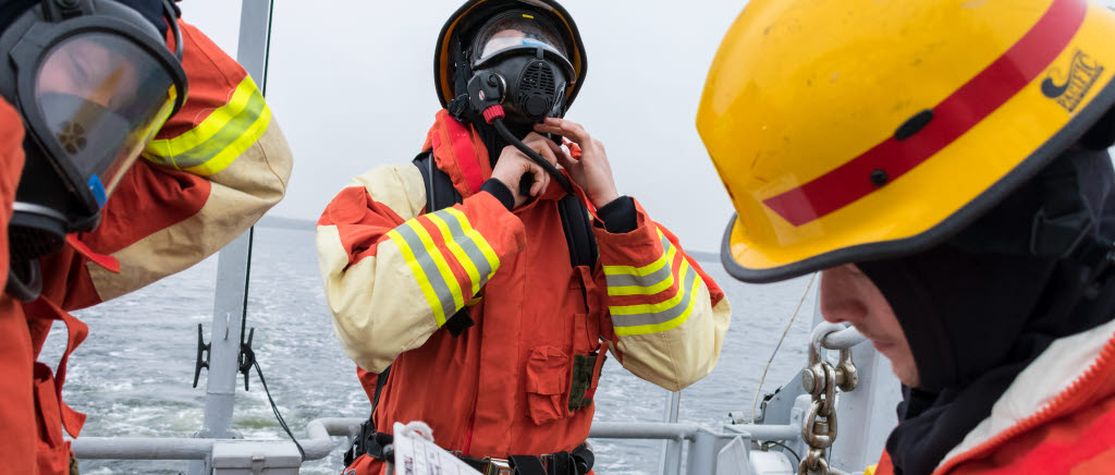 Utbildningskontroll av HMS Sturkös besättning utanför Karlskrona i maj 2018. Brandsläckning, närförsvar och man överbord övas.