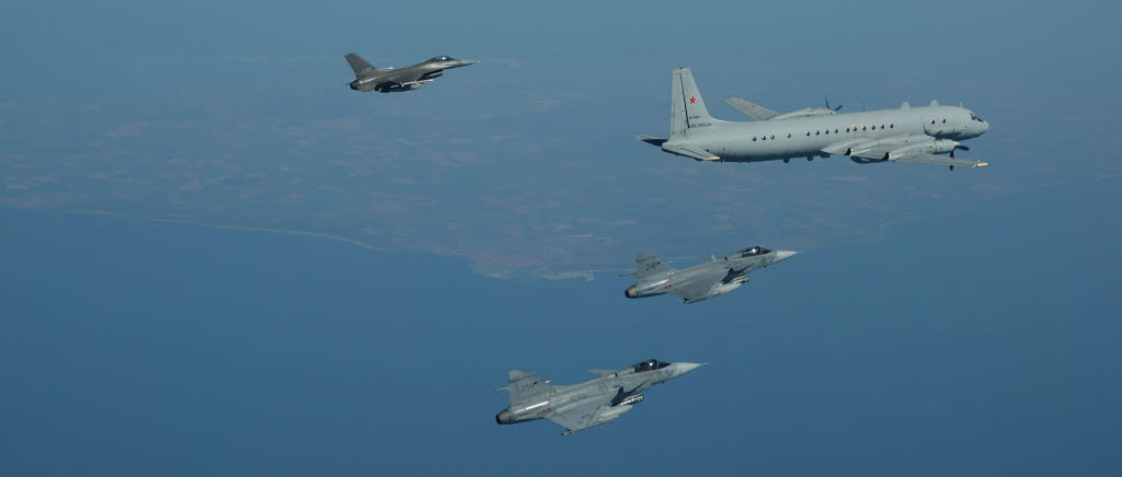 230420 Sveriges och Danmarks flygvapen i synkroniserad insats över Östersjön
Under torsdagen följde två svenska Jas 39 Gripen och två danska F-16 Fighting Falcon ett ryskt militärt flygplan av typen IL-20 Coot-A i luftrummet över Östersjön. Det är första gången som en synkroniserad insats genomförs på detta sätt. Under hela insatsen stod det svenska och danska flygföretagen under egen nationell ledning.