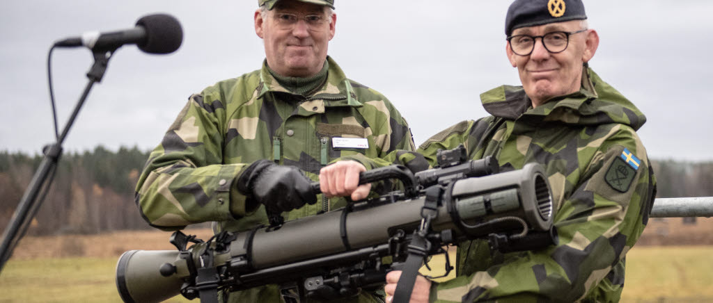 Arméns utbildningsdag 2022. Brigadgeneral Jonas Lotsne, FMV, överlämnar granatgevär 18 till ställföreträdande arméchefen, brigadgeneral Anders Svensson.