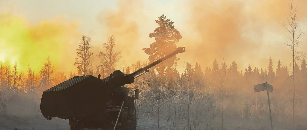 Det var inte bara första gången de värnpliktiga själva fick skjuta skarpt med Archer, det var även första gången de satt inne i pjäsen under skjutning.
