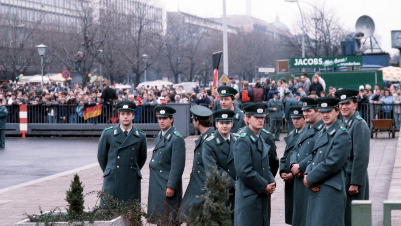 Östtyska vakter inväntar det officiella öppnandet av passagen vid Brandenburg Tor.